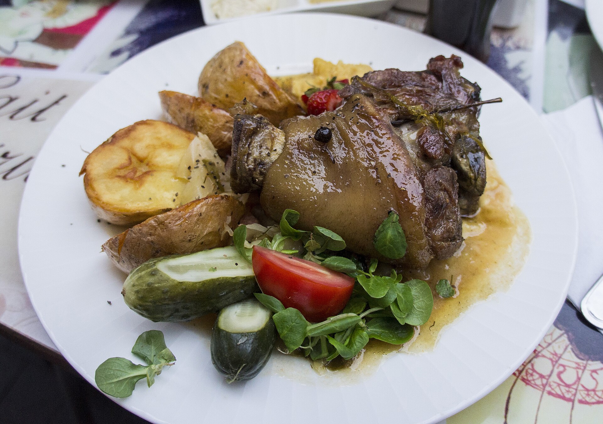 Pieczona golonka z ziemniakami i warzywami