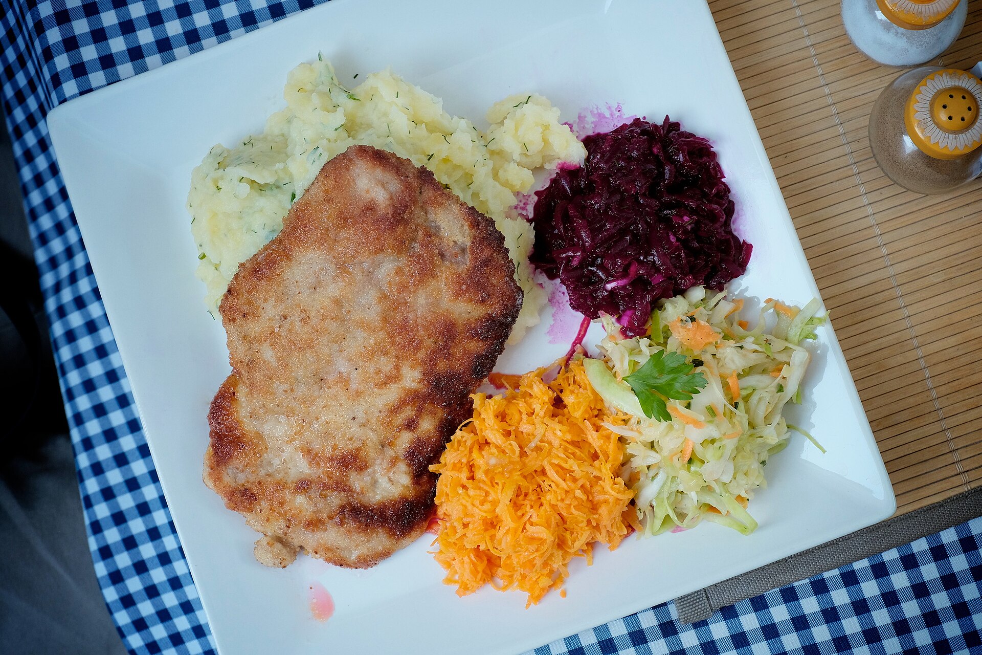 Kotlet schabowy z ziemniakami i surówkami